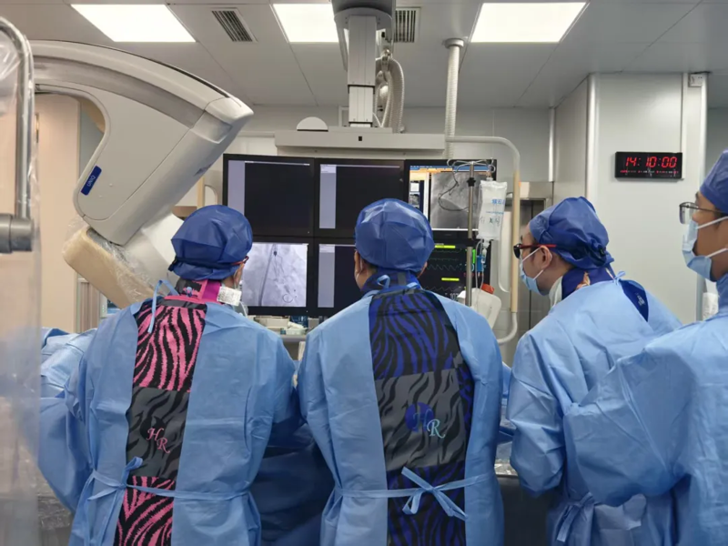 【医患故事】生死时刻后，妻子带着三个孩子给医生送上锦旗