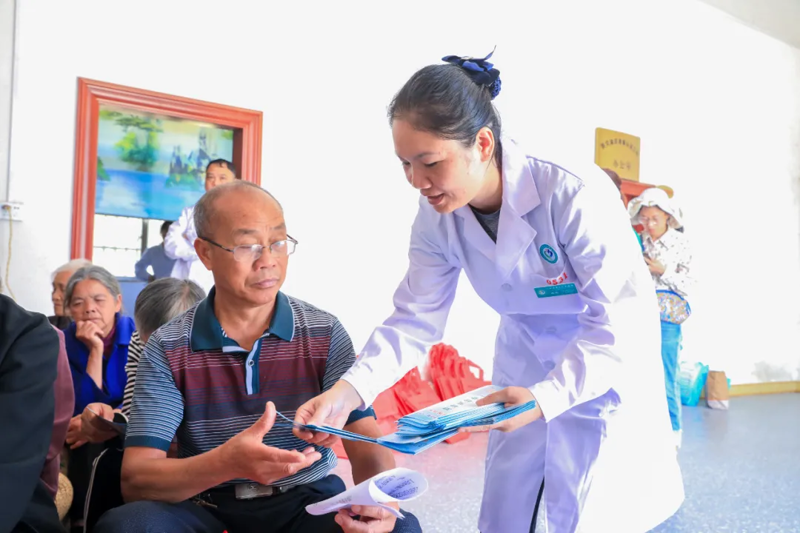 河池市三医院组织多学科到长老乡板庆村开展重阳敬老义诊活动